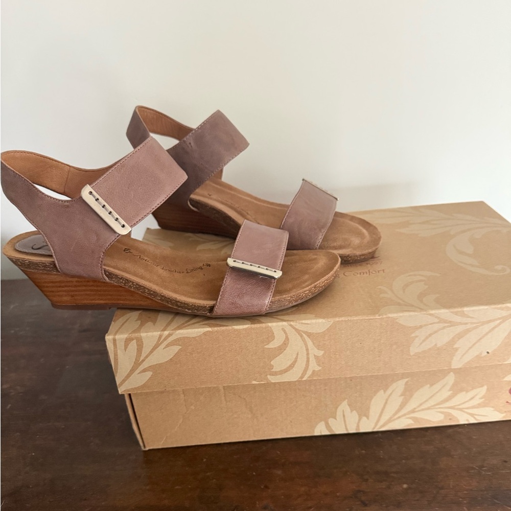 Verdi Comfort Buckle Wedge Sandal Beta Grey 8.5M NEW in box
